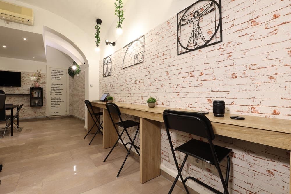La sala di Farework: il bancone in legno lungo il muro di mattoni